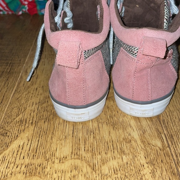 Toms high tops, nice casual shoe. Barely worn. - Picture 2 of 4